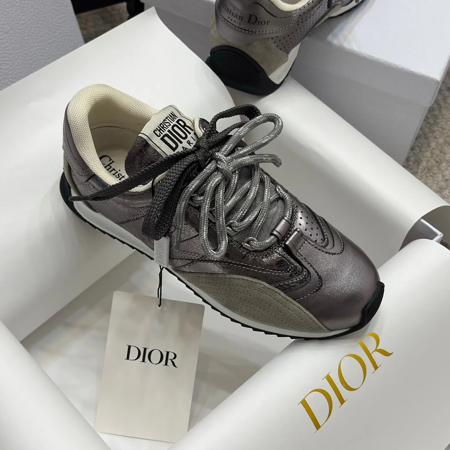 👟👟Ex-factory price 580👟👟 Original purchase and development 𝐂h𝐑𝐈𝐒𝐓𝐈𝐀𝐍 𝐃𝐈or This Dior Vibe Dior sneaker incorporates Dior's haute couture spirit and reinterprets the classic running shoes, moral training shoes. Forrest Gump shoes. Matched with Oblique Printed 3D printing technology reproduces the original fabric to create a contrasting modern style. The details are displayed with a 3D effect, and the iconic details of the logo decoration on the side and back are further embellished. It complements various casual or elegant items to create a modern look.  ✅The tongue is decorated with the Christian Dior PARIS Logo in 3 different colors and overlapping fabric lines. It is consistent with the original version. It is full of details. Welcome to compare and compare with the ordinary version on the market. ✅The original rubber TPU sole is decorated with the DIOR logo. The convex and concave rubber sole is decorated with the Christian Dior lucky star symbol. ✅Size: 35-40 (41 can be customized)